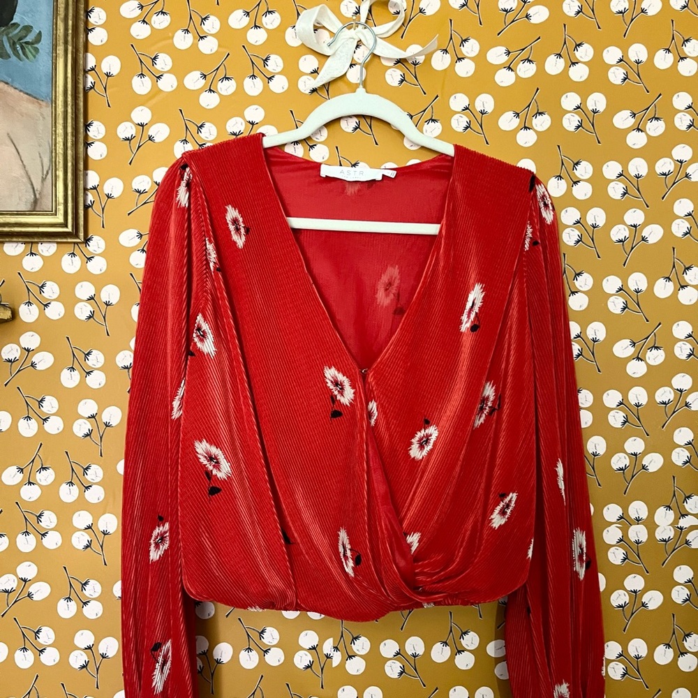 Nordstrom ASTR red pleated wrap top with floral SZ | L